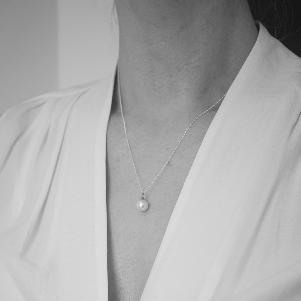Molly Round Pearl Pendant Necklace