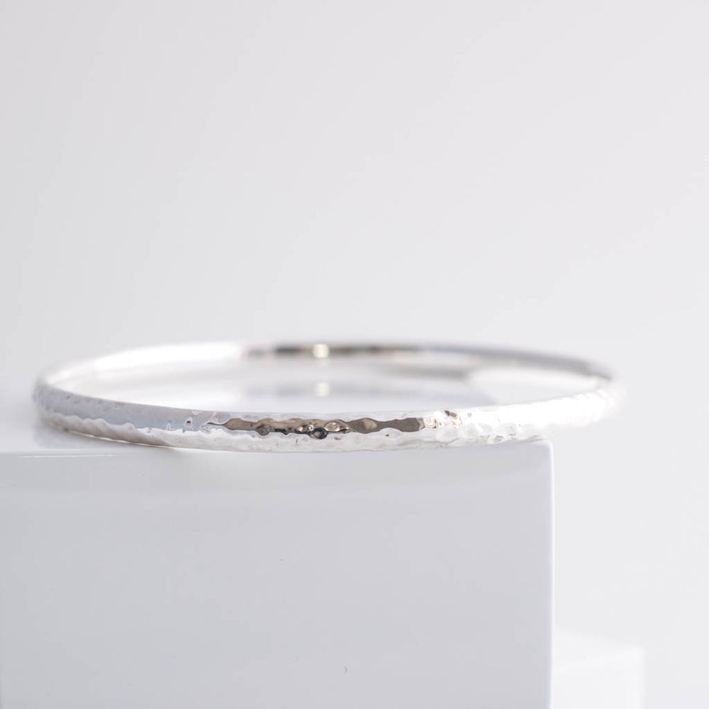 Erin Sterling Silver Classic 4mm Hammered Court Bangle